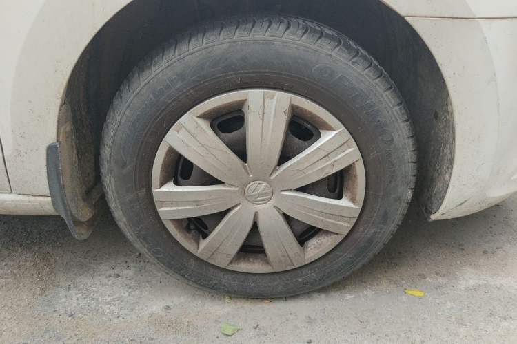 Used Volkswagen Jetta 2015 1.6L Manual Fashion Edition Right Front Wheel Hub