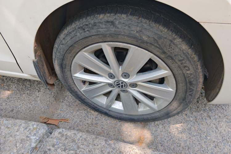 Used Volkswagen Jetta 2015 1.6L Manual Comfort Model Right Front Wheel Hub