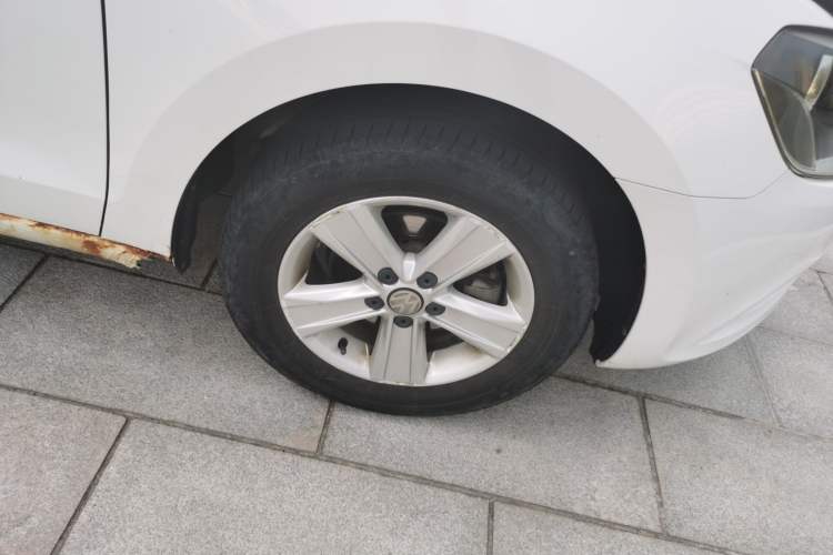 Used Volkswagen Jetta 2015 Value Edition 1.6L Manual Fashionable Style Right Front Wheel Hub
