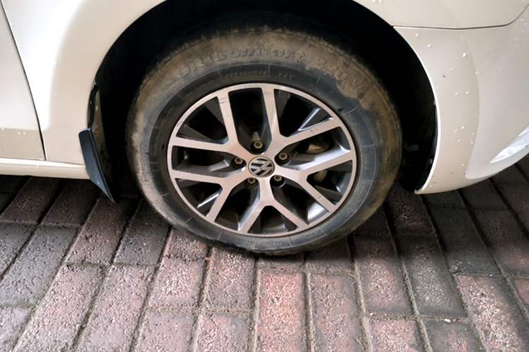 Used Volkswagen Jetta 2015 Value Edition 1.6L Manual Fashionable Style Right Front Wheel Hub