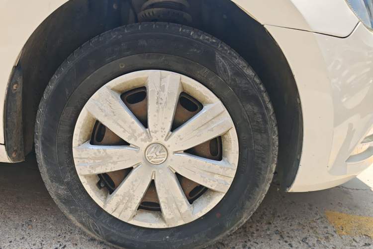 Used Volkswagen Jetta 2015 Zhuihui Edition 1.4L Manual Fashion Model Right Front Wheel Hub