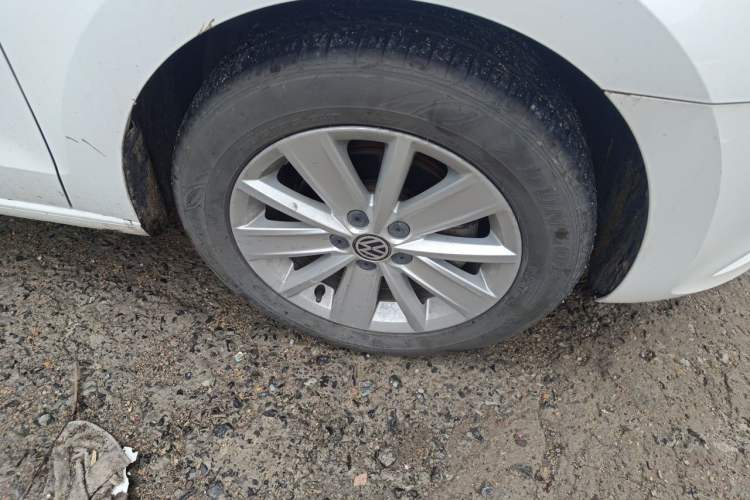Used Volkswagen Jetta 2015 Value Edition 1.6L Automatic Comfort Version Right Front Wheel Hub