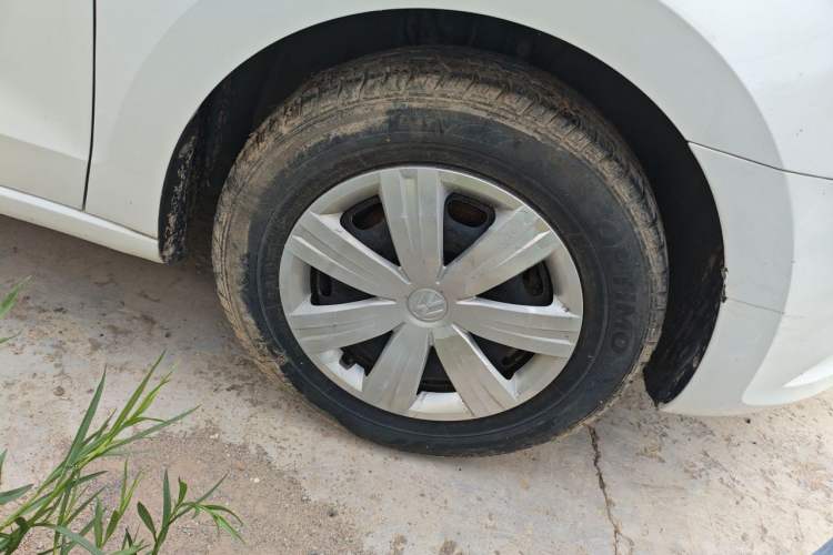 Used Volkswagen Jetta 2015 Value Edition 1.6L Manual Fashionable Style Right Front Wheel Hub
