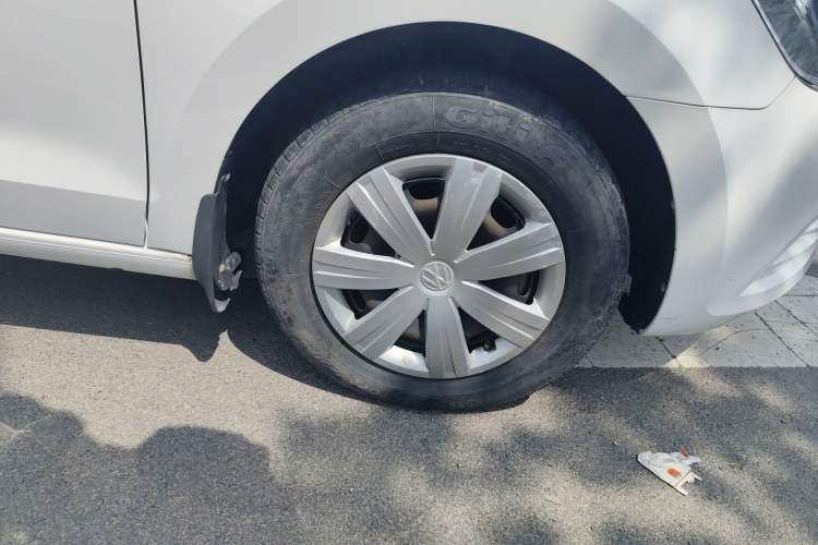 Used Volkswagen Jetta 2015 Value Edition 1.6L Manual Fashionable Style Right Front Wheel Hub