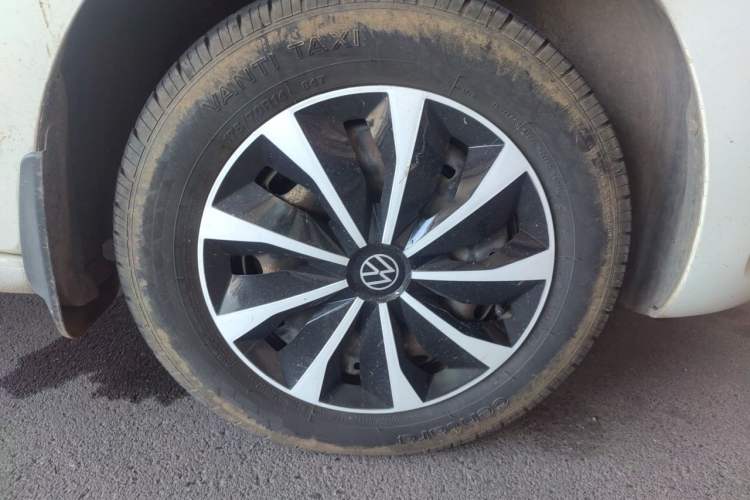 Used Volkswagen Jetta 2015 Value Edition 1.6L Manual Fashionable Style Right Front Wheel Hub