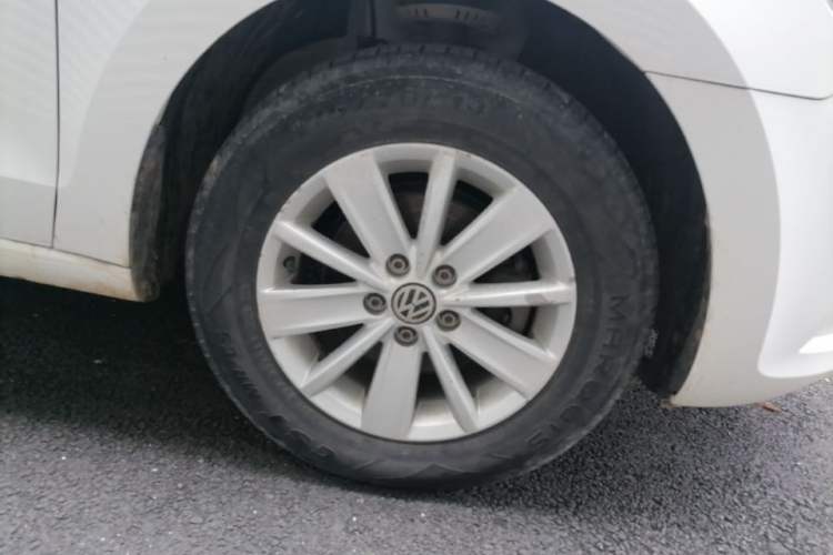 Used Volkswagen Jetta 2015 Zhuihui Edition 1.4L Manual Fashion Model Right Front Wheel Hub