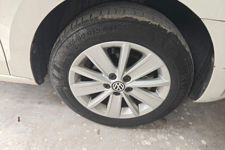 Used Volkswagen Jetta 2015 Zhuihui Edition 1.6L Manual Comfort Model Right Front Wheel Hub
