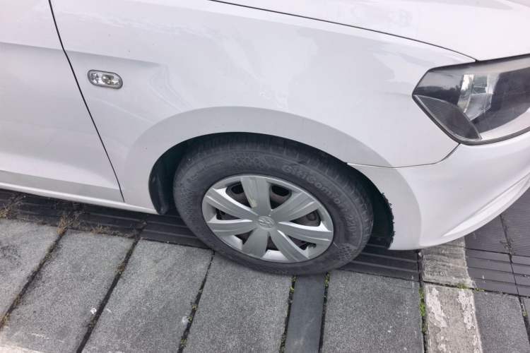 Used Volkswagen Jetta 2015 Value Edition 1.6L Manual Fashionable Style Right Front Wheel Hub