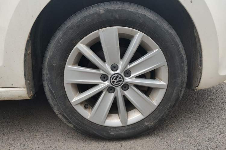 Used Volkswagen Jetta 2015 Zhuihui Edition 1.6L Manual Comfort Model Right Front Wheel Hub