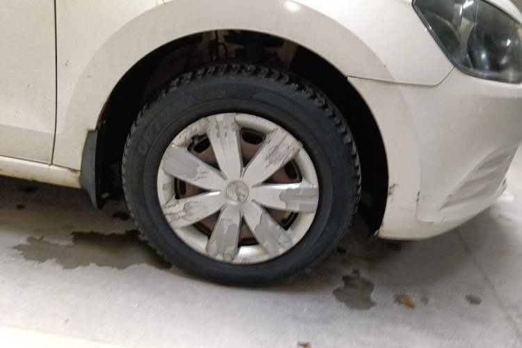 Used Volkswagen Jetta 2015 1.6L Manual Fashion Edition Right Front Wheel Hub