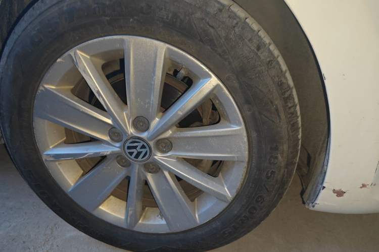 Used Volkswagen Jetta 2015 1.6L Manual Comfort Model Right Front Wheel Hub