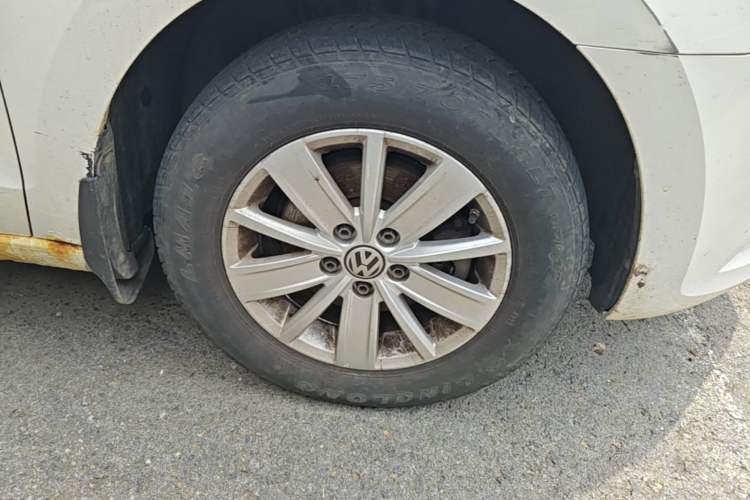 Used Volkswagen Jetta 2015 Zhuihui Edition 1.4L Manual Fashion Model Right Front Wheel Hub