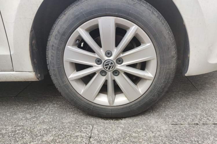 Used Volkswagen Jetta 2015 Value Edition 1.6L Manual Fashionable Style Right Front Wheel Hub