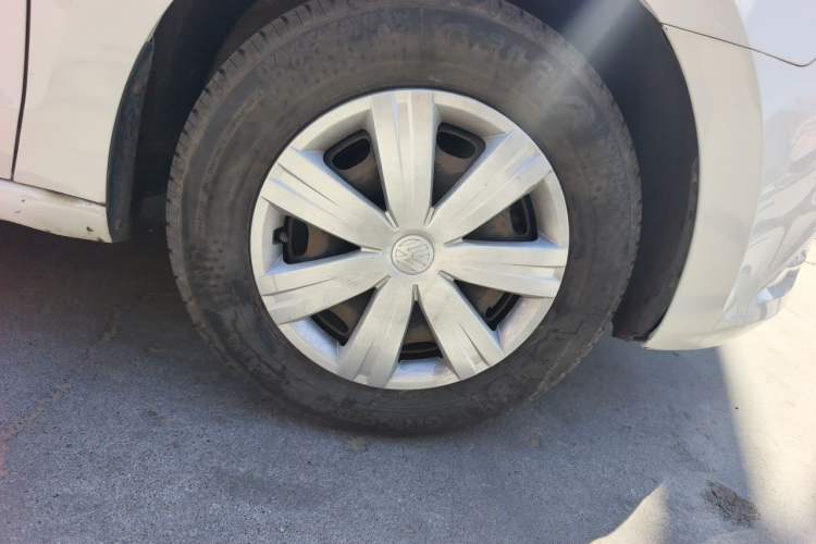 Used Volkswagen Jetta 2015 Value Edition 1.6L Manual Fashionable Style Right Front Wheel Hub