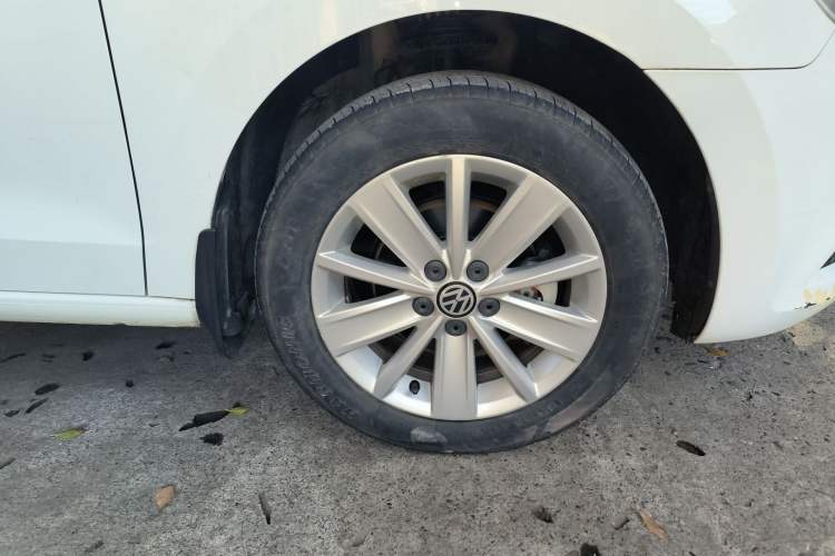 Used Volkswagen Jetta 2015 Zhuihui Edition 1.6L Manual Comfort Model Right Front Wheel Hub
