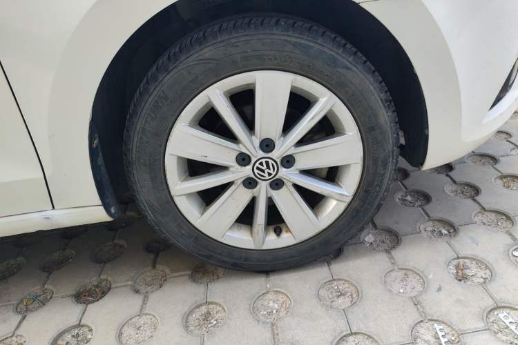 Used Volkswagen Jetta 2015 Zhihui Edition 1.4L Manual Comfort Model Right Front Wheel Hub