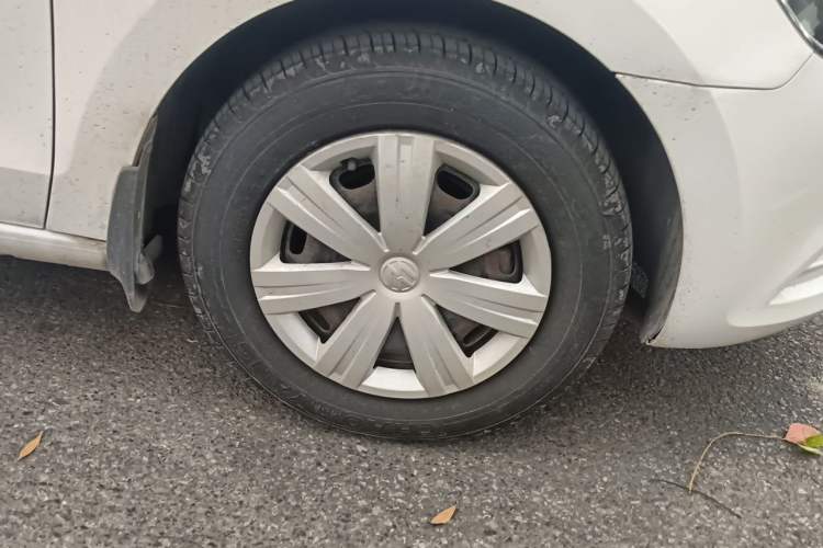 Used Volkswagen Jetta 2015 1.6L Automatic Fashion Model Right Front Wheel Hub
