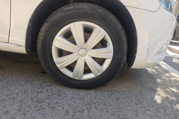 Used Volkswagen Jetta 2015 1.6L Manual Fashion Edition Right Front Wheel Hub