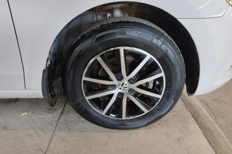 Used Volkswagen Jetta 2015 Value Edition 1.6L Manual Fashionable Style Right Front Wheel Hub