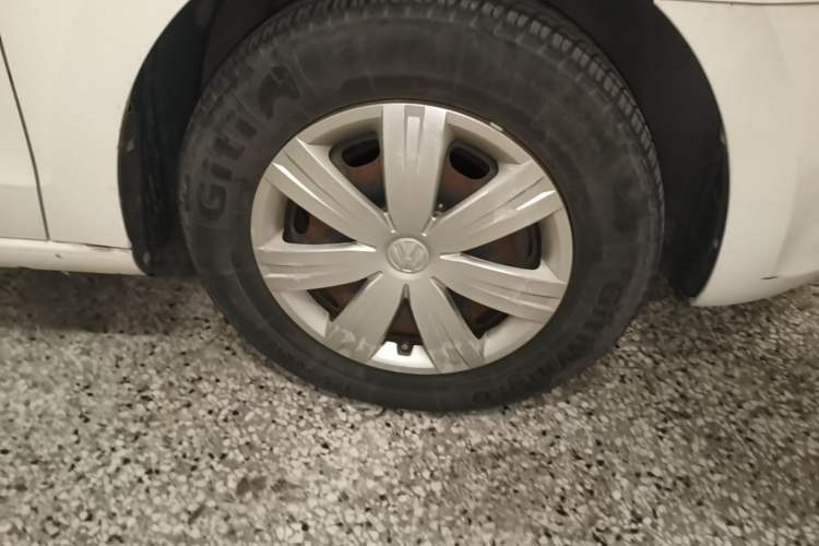 Used Volkswagen Jetta 2015 Value Edition 1.6L Automatic Fashion Version Right Front Wheel Hub