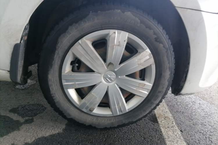 Used Volkswagen Jetta 2015 Value Edition 1.6L Manual Fashionable Style Right Front Wheel Hub