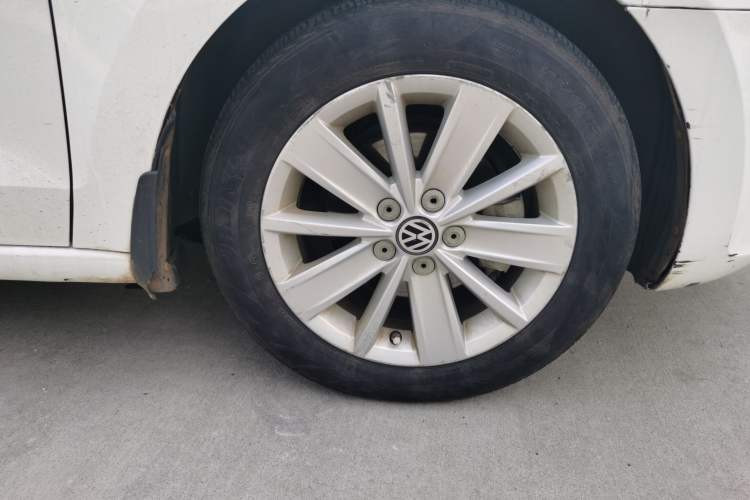 Used Volkswagen Jetta 2015 1.6L Manual Comfort Model Right Front Wheel Hub