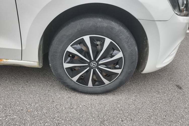 Used Volkswagen Jetta 2015 Value Edition 1.6L Automatic Fashion Version Right Front Wheel Hub