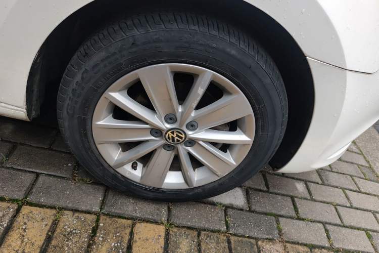 Used Volkswagen Jetta 2015 Zhihui Edition 1.4L Manual Comfort Model Right Front Wheel Hub