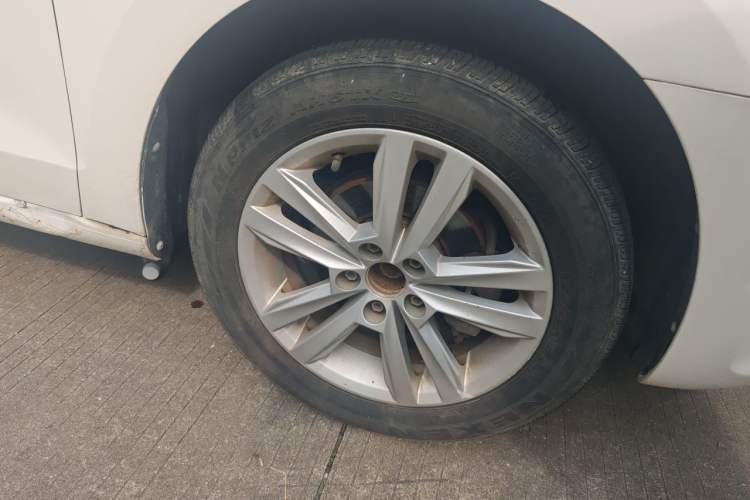 Used Volkswagen Jetta 2015 Value Edition 1.6L Manual Fashionable Style Right Front Wheel Hub