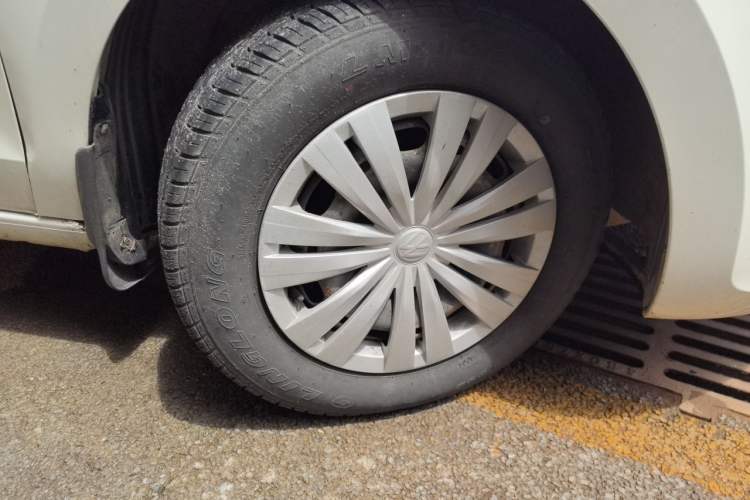 Used Volkswagen Jetta 2015 Value Edition 1.6L Manual Fashionable Style Right Front Wheel Hub