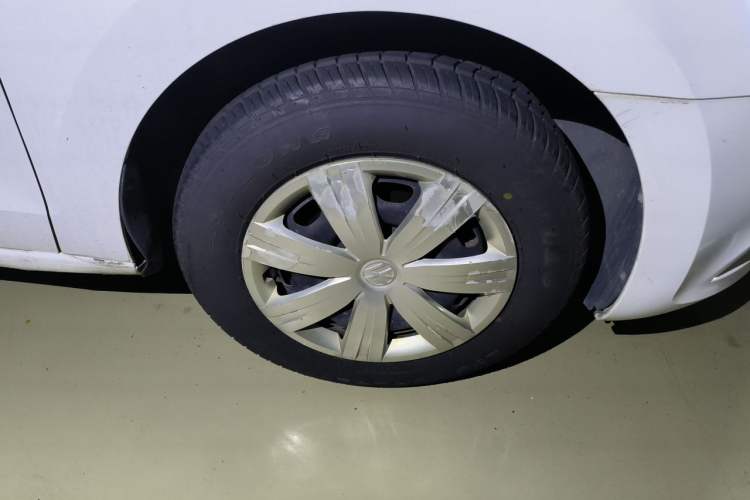 Used Volkswagen Jetta 2015 Value Edition 1.6L Automatic Fashion Version Right Front Wheel Hub