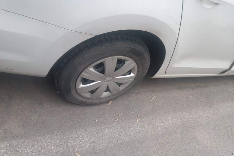 Used Volkswagen Jetta 2015 1.6L Manual Fashion Edition Right Front Wheel Hub