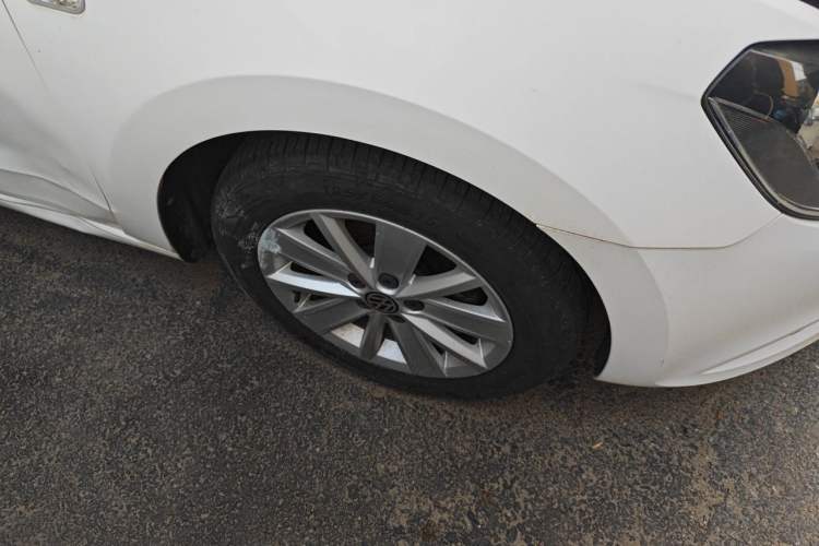 Used Volkswagen Jetta 2015 Zhuihui Edition 1.6L Manual Comfort Model Right Front Wheel Hub