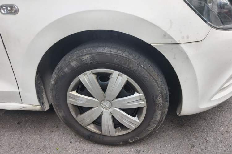 Used Volkswagen Jetta 2015 Value Edition 1.6L Manual Fashionable Style Right Front Wheel Hub