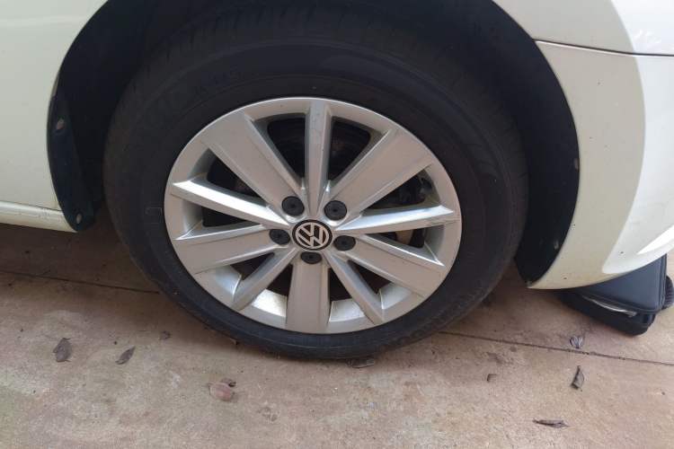 Used Volkswagen Jetta 2015 Zhihui Edition 1.4L Manual Comfort Model Right Front Wheel Hub