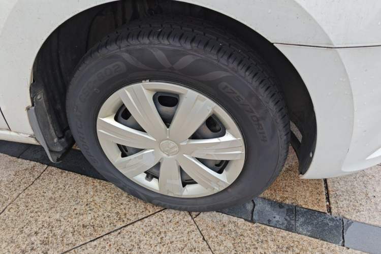 Used Volkswagen Jetta 2015 Value Edition 1.6L Manual Fashionable Style Right Front Wheel Hub