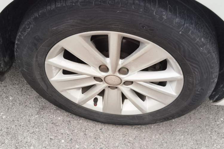Used Volkswagen Jetta 2015 Value Edition 1.6L Automatic Fashion Version Right Front Wheel Hub