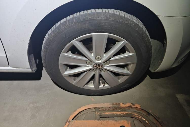 Used Volkswagen Jetta 2015 1.6L Automatic Comfort Model Right Front Wheel Hub