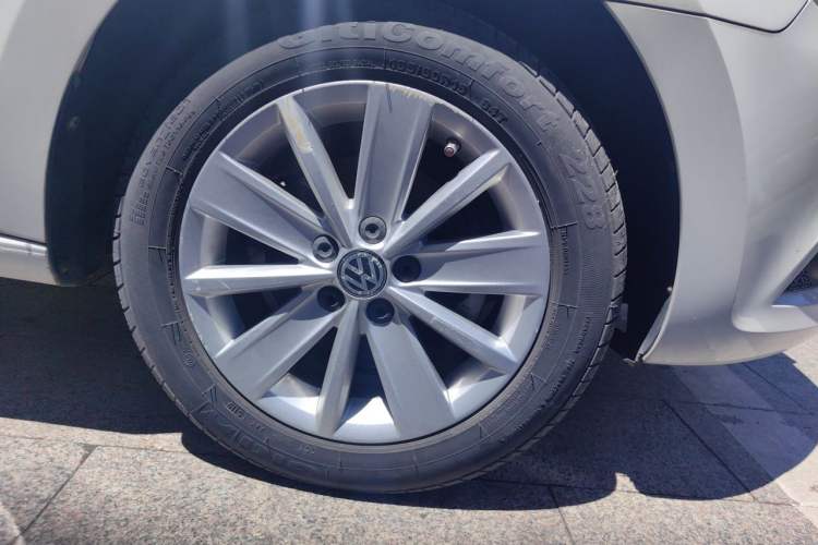 Used Volkswagen Jetta 2015 Zhuihui Edition 1.6L Manual Comfort Model Right Front Wheel Hub