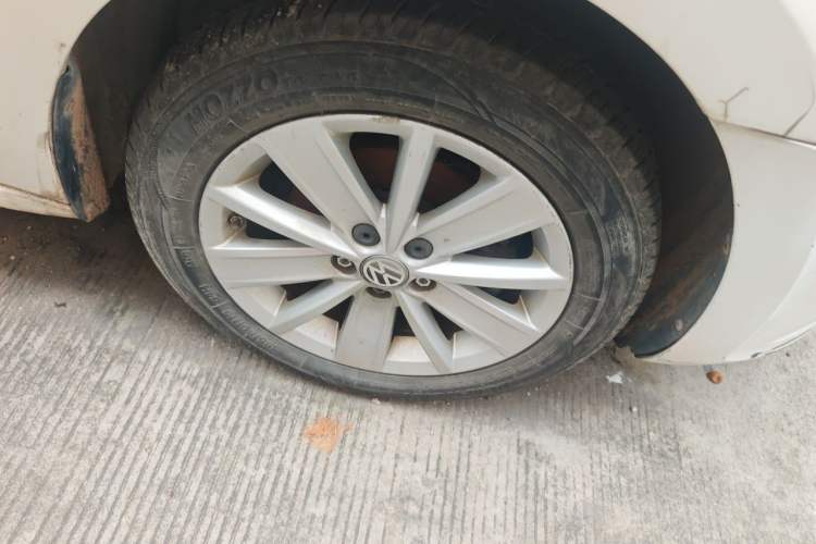 Used Volkswagen Jetta 2015 1.6L Manual Comfort Model Right Front Wheel Hub