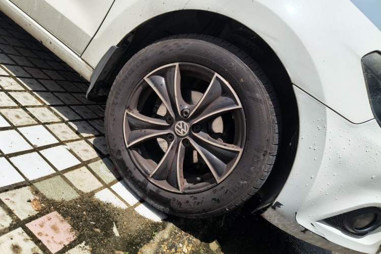 Used Volkswagen Jetta 2015 Value Edition 1.6L Automatic Comfort Version Right Front Wheel Hub