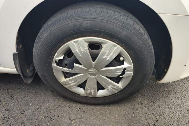 Used Volkswagen Jetta 2015 Value Edition 1.6L Manual Fashionable Style Right Front Wheel Hub