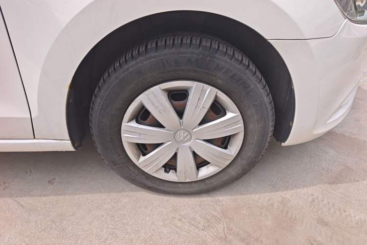 Used Volkswagen Jetta 2015 Value Edition 1.6L Manual Fashionable Style Right Front Wheel Hub