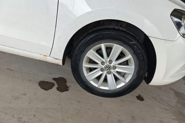 Used Volkswagen Jetta 2015 Zhuihui Edition 1.4L Manual Fashion Model Right Front Wheel Hub