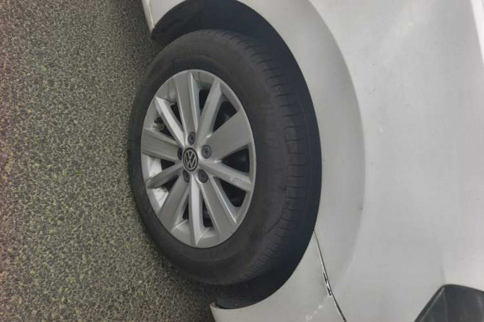 Used Volkswagen Jetta 2015 Value Edition 1.6L Automatic Comfort Version Right Front Wheel Hub