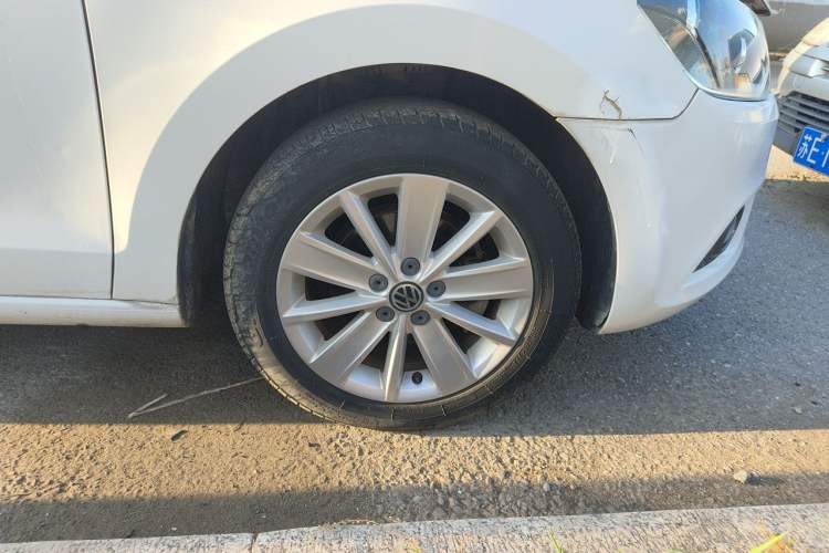 Used Volkswagen Jetta 2015 Value Edition 1.6L Automatic Comfort Version Right Front Wheel Hub