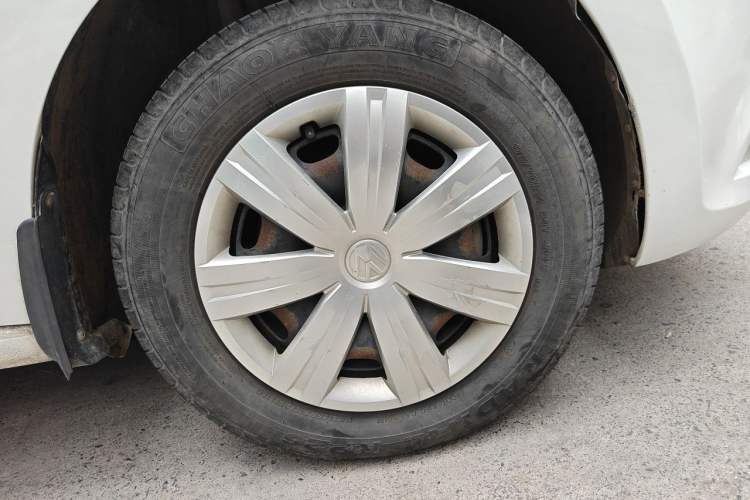 Used Volkswagen Jetta 2015 Value Edition 1.6L Manual Fashionable Style Right Front Wheel Hub