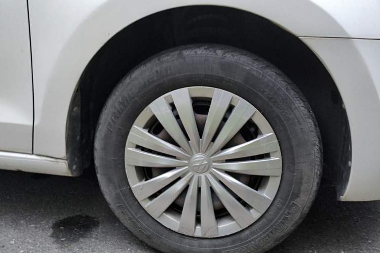 Used Volkswagen Jetta 2015 Value Edition 1.6L Manual Fashionable Style Right Front Wheel Hub