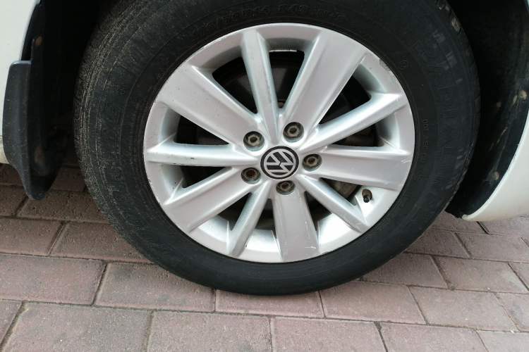 Used Volkswagen Jetta 2015 Zhuihui Edition 1.4L Manual Fashion Model Right Front Wheel Hub