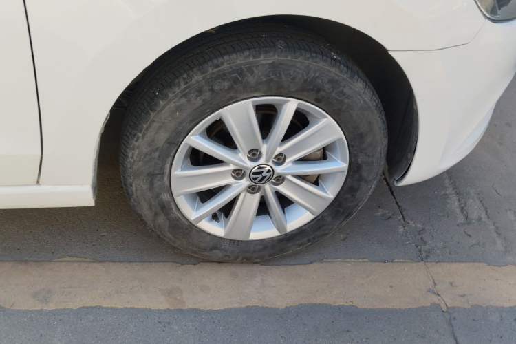 Used Volkswagen Jetta 2015 Value Edition 1.6L Manual Fashionable Style Right Front Wheel Hub